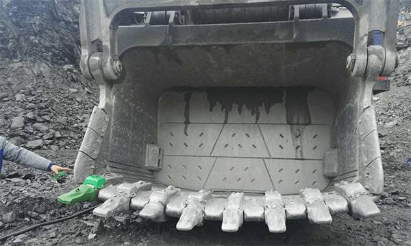 A&S custom excavator bucket teeth applied on mining site